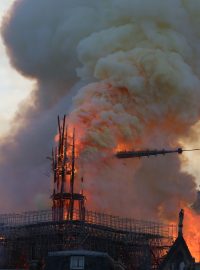 Pařížská katedrála Notre-Dame v plamenech