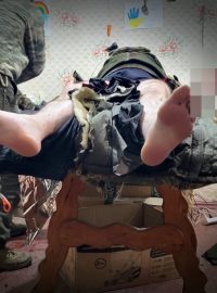 Příjem těžce zraněného vojáka v polní nemocnici na východě Ukrajiny
