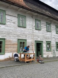 V Polici nad Metují opravují budovu někdejší školy, více než 200 let staré takzvané Dřevěnky