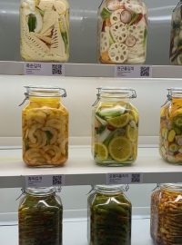 Zelenina je v lahvích s kimči vyskládaná do dekorativních obrazců