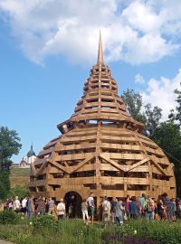 Stavbu inspirovanou Snatiniho dílem celou z kartonu postavili dobrovolníci na žďárském zámku