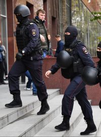 Ruští policisté před budovou, kde sídlí kancelář opozičního politika Alexeja Navalného
