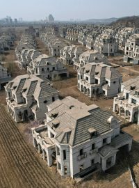 Nedostavěný vilový komplex u čínského města Šen-jang obsadili zemědělci a jejich dobytek | foto: Profimedia
