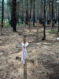 Neidentifikované hroby civilistů a ukrajinských vojáků na hřbitově v nedávno znovudobyté oblasti Izjum na Ukrajině