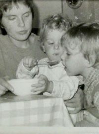 Hana Jüptnerová se syny Janem a Petrem, Vrchlabí 1981