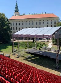 V Podzámecké zahradě v Kroměříži právě vyrůstá obří aréna pro víc než dvě tisícovky diváků