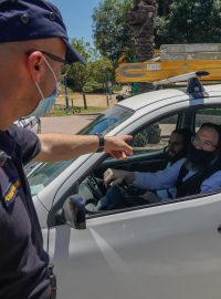 Izraelský strážník během koronavirové krize
