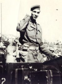 Josef Hercz na přehlídce v Praze v roce 1945