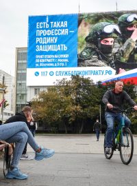 Billboard v Moskvě s nápisem „Existuje taková profese – bránit vlast“