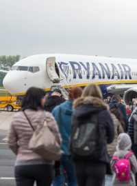 Cestující nastupují do letadla společnosti Ryanair v Pardubicích