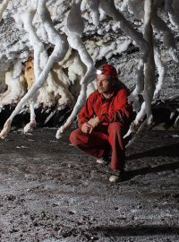 Evžen Janoušek fotí v solné jeskyni v Íránu