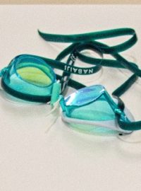 Jeden z příběhů výstavy Obyčejné předměty, neobyčejná bolest reprezentují například plavecké brýle