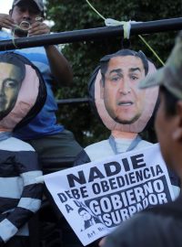 Demonstrace v Tegucigalpa v Hondurasu. Vlevo odsouzený Tony Hernández, vpravo jeho bratr a prezident země Juan Orlando Hernández