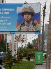 Billboard v ruském Petrohradě s nápisem Sláva hrdinům Ruska