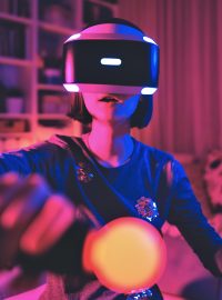 Jak ošálit mozek? Američané testují léčbu duševních problémů virtuální realitou. Pomoci může i na Ukrajině