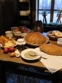 Na konci 19. století dominovalo štědrovečernímu stolu hlavně pečivo