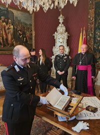 Zástupce italské policie přivezl zpět do Olomouce 80 let ztracenou historickou knihu z 16. století