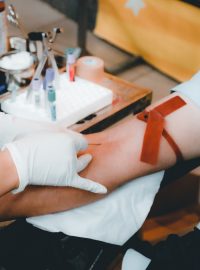 Podle pokynů mohou krev nyní darovat i muži, kteří mají monogamní sexuální vztah s jiným mužem