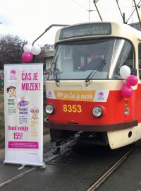 Ulicemi Prahy jezdí speciální tramvaj. Cestující upozorňuje na příznaky mrtvice