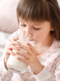 Pomáhá sklenice mléka k lepšímu usínání?