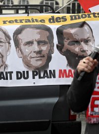 Šéf francouských odborů Fabrice Lerestif během shromáždění proti vládním důchodovým reformám