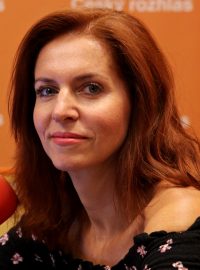 Novinářka Nora Fridrichová ve studiu Českého rozhlasu Plus.