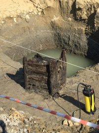 Dřevěná studna nalezená u Pardubic je nejstarší na světě