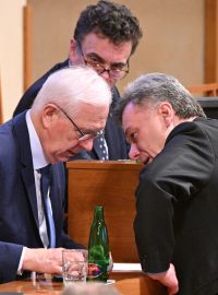 Ministr spravedlnosti Pavel Blažek (ODS) v Senátu debatuje s Jiřím Drahošem (za STAN)