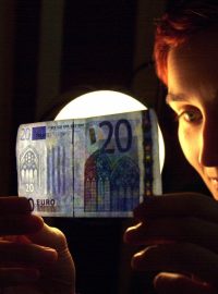 Placení eurem (ilustrační foto)