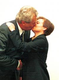 Premiér Miloš Zeman dává polibek předsedkyni Úřadu pro jadernou bezpečnost Daně Drábové při spuštění Jaderné elektrárny Temelín