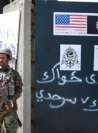 Afghánský voják před základnou v provincii Nangarhar, kde sídlili američtí vojáci