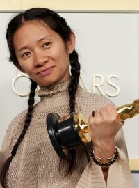 Chloé Zhao, režisérka filmu Země nomádů, který se stal vítězným snímkem 93. ročníku Oscarů