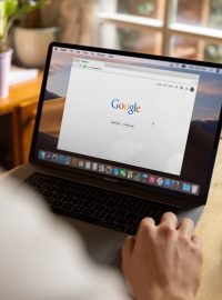 Google, internet, vyhledávač, počítač, notebook, ilustrační