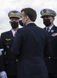 Francouzský prezident Emmanuel Macron uprostřed velitelů francouzské armády během ceremoniálu k 76. výročí konce druhé světové války