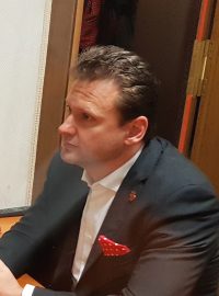 Předseda sněmovny Radek Vondráček (ANO) při rozhovoru s Michaelem Rozsypalem z Českého rozhlasu.