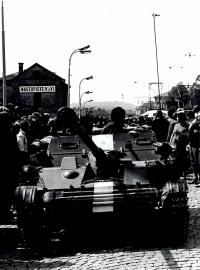 Záběry z příjezdu vojsk Varšavské smlouvy do Brna v srpnu 1968