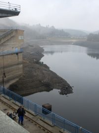Povodí Vltavy modernizuje lodní výtah na hrázi Orlické přehrady. Hladina je snížena o 10 výškových metrů, 4 metry dílem sucha a dalších 6 metrů kvůli stavebním pracem.