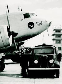 První letadlo, které přistálo na nově otevřeném letišti v Ruzyni. Šlo o letadlo Douglas DC-2 Československé letecké společnosti z Piešťan.
