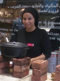 Haja Ahmadová při práci v káhirské restauraci