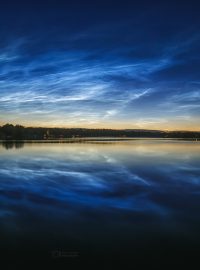 Noční svítící oblaky 5. července 2020 nad rybníkem Hrádek