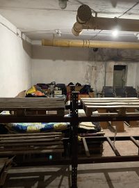 Několik rodin z bombardovaných vesnic a měst Luhanské oblasti našlo útočiště v jedné z budov městského komunálního podniku v Lisičansku