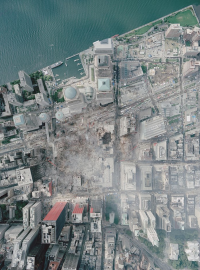 Satelitní snímek Národního úřadu pro oceán a atmosféru zachycuje místo, kde stála „dvojčata“, dva týdny po útoku