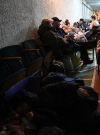 Lidé tráví noc v úkrytu v Kyjevě