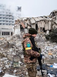 Následky raketového útoku na Charkov na Ukrajině