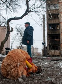 Dětská hračka ležící uprostřed ulice zničené po raketovém útoku v Charkově na Ukrajině