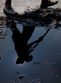 Indonéské Jávské moře znečišťuje už od poloviny července ropa unikající z jednoho z vrtů
