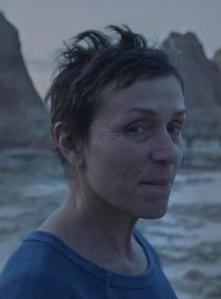Frances McDormand ve snímku Země nomádů