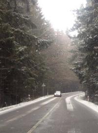 Kvůli námraze a sněhu na silnici má problém většina řidičů na Žďársku. Policisté vyzývají řidiče, aby nevyjížděli.