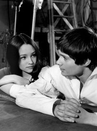 Režisér Franco Zeffirelli (vlevo) a herci Olivia Husseyová a Leonard Whiting během natáčení snímku Romeo a Julie