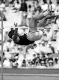 Dick Fosbury předvedl v roce 1968 v Mexiku poprvé skok zády napřed s dopadem na ramena zvaný flop.